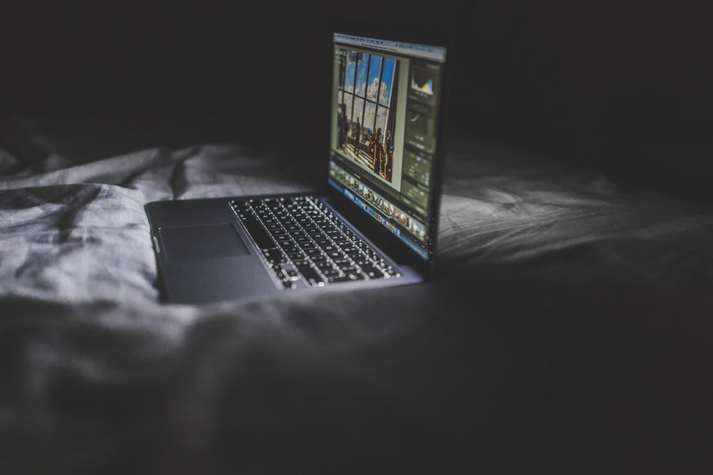 Looking at your PC, laptop or smartphone screen at night can damage your sleep. 