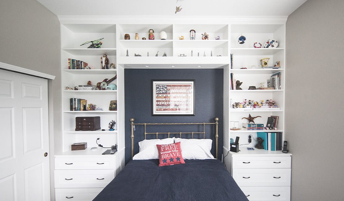 Wall with built in bookcase as headboard for a bed